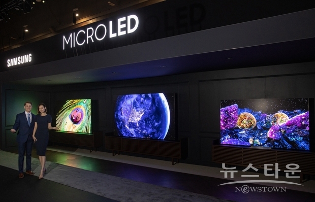 CES 2022가 열리는 미국 라스베이거스 컨벤션 센터의 삼성전자 전시관에서 삼성전자 모델이 2022년 새롭게 선보이는 마이크로 LED 101, 110, 89형 제품을 소개하고 있다./사진 : 삼성전자