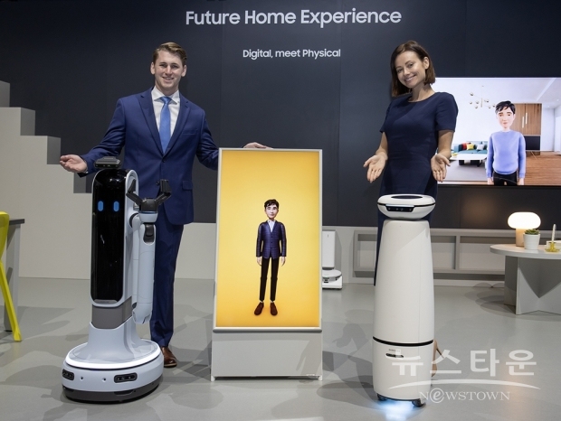 CES 2022가 열리는 미국 라스베이거스 컨벤션 센터의 삼성전자 전시관에서 삼성전자 모델이 인터랙션 로봇인 ‘삼성 봇 아이(Samsung Bot i)’와 ‘AI 아바타’, 가사 보조 로봇인 ‘삼성 봇 핸디(Samsung Bot Handy)’를 선보이고 있다.(사진 오른쪽부터)/사진 : 삼성전자