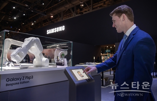 CES 2022가 열리는 미국 라스베이거스 컨벤션 센터의 삼성전자 전시관에서 삼성전자 모델이 ‘Your Galaxy. Your Way’를 주제로 한 모바일 체험 공간에서 나만의 갤럭시를 꾸미는 체험 공간을 소개하고 있다./사진 : 삼성전자
