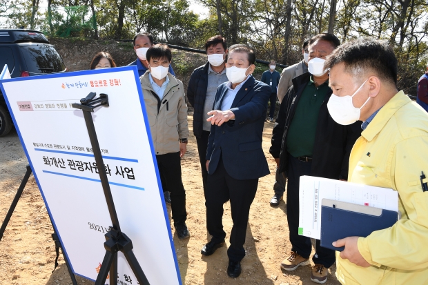 지난 10월 화개정원 인전공사를 독려했다........