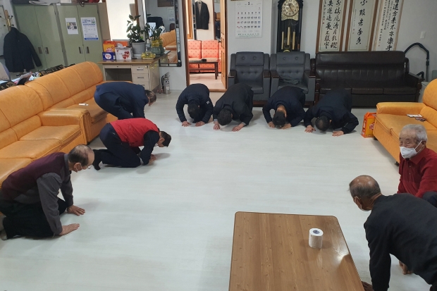 북경주행정복지센터에서 대한노인회 안강지회 등을 방문해 어르신들과 소통하는 모습