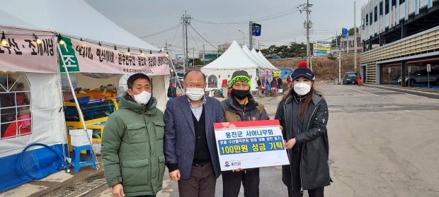 왼쪽부터 임병찬 영흥면장, 강기병 미래협력실장, 상인회 대표 김영민, 김경숙