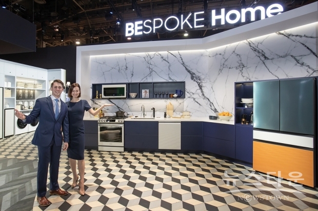 CES 2022가 열리는 미국 라스베이거스 컨벤션 센터의 삼성전자 전시관에서 삼성전자 모델이 비스포크 홈 전시존을 소개하고 있다 / 사진 : 삼성전자