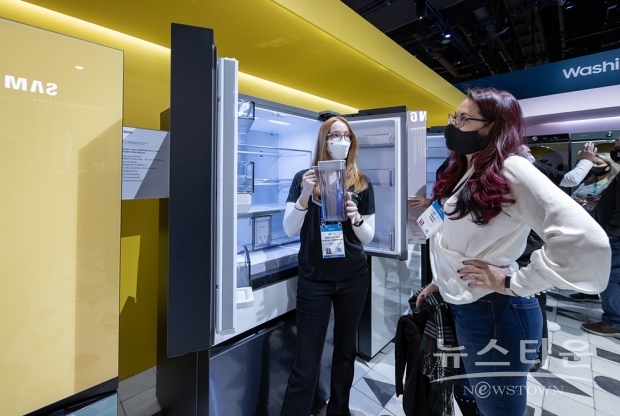 CES 2022가 개막한 5일(현지시간), 전시장을 찾은 관람객들이 삼성전자 전시관 비스포크 홈 전시존을 찾아 다양한 가전 제품을 체험하고 있다. / 사진 : 삼성전자
