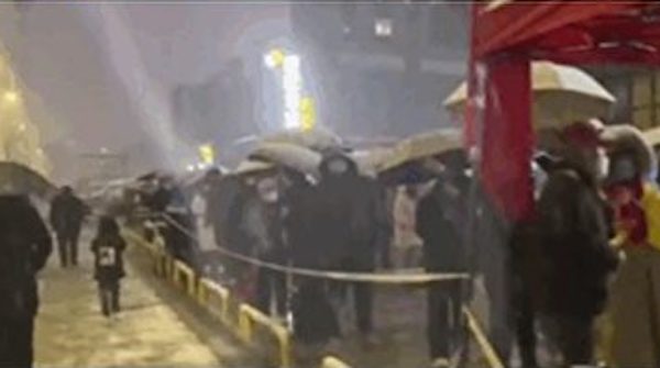 지난 4일 중국 허난성(河南)성 정저우(鄭州)시 중원(中原)구에서 눈발이 날리는 가운데 주민들이 코로나19 검사를 받고 있다. 정저우시는 감염이 확산되자 11개 구를 대상으로 전수 검사를 시행했다. 화면 캡처