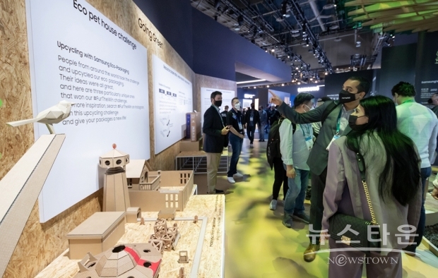 CES 2022가 열리고 있는 미국 라스베이거스 컨벤션 센터 삼성전자 전시관에서 관람객들이 다양한 제품들을 체험하고 있는 모습/ 사진 : 삼성전자