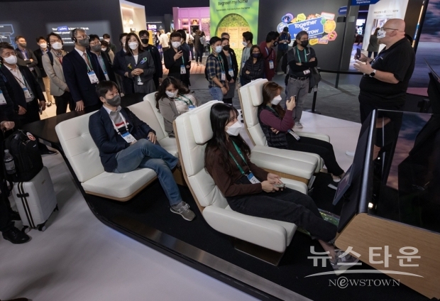 CES 2022가 열리고 있는 미국 라스베이거스 컨벤션 센터 삼성전자 전시관에서 관람객들이 다양한 제품들을 체험하고 있는 모습/ 사진 : 삼성전자