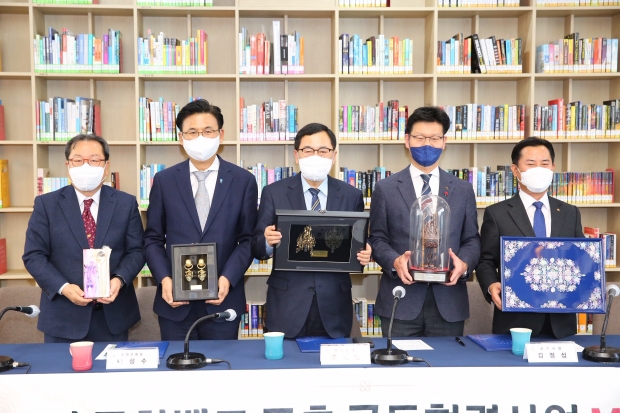 10일 남양주시 소재 정약용도서관에서 열린 ‘왕릉도시 문화벨트 구축 공동협력사업’ MOU 체결식에서 각 지자체장들이 기념품을 들고 기념촬영을 하고 있다.