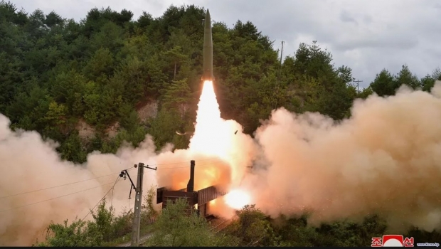 17일 발사한 탄도미사일을 지난 14일 발사한 것과 비슷, 사거리 400km 미만으로 보이며,  Kn-23으로 알려진 북한판 이스칸데르로 추정되고 있다. 군에 따르면, 평양 순안비행장에서 무인도 ‘알섬’ 일대까지 사거리는 직선거리로 370∼400㎞ 정도이다. / 사진 : 유튜브 캡처