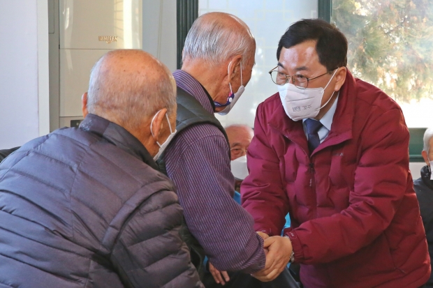 주낙영 경주시장이 지역 어르신들을 만나 노인복지사업장을 점검하고 관계자들을 격려하고 있다