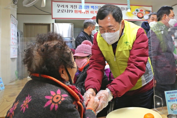 주낙영 경주시장이 지역 어르신들을 만나 노인복지사업장을 점검하고 관계자들을 격려하고 있다