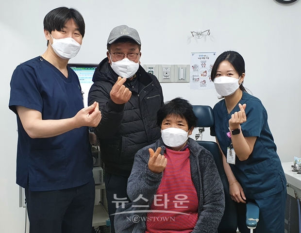 순천향대학교 부속 천안병원 이비인후과 의료진이 한 청각장애인의 수술과 재활을 도와 주위에 따뜻한 감동을 전했다. 사진) 박미자 할머니(앞쪽)와 수술집도의 이치규 교수(뒤쪽), 박충모 마을이장, 박수연 언어재활치료사
