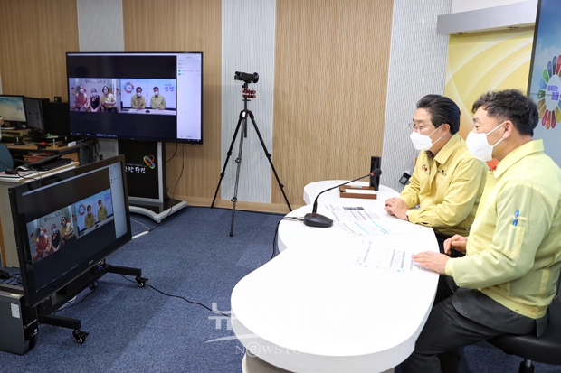 당진시가 다가오는 설을 맞아 1월 21일 zoom 프로그램을 이용해 관내 요양원과 저소득 가정을 비대면으로 방문, 새해 덕담을 나누며 소통하는 시간을 가졌다.