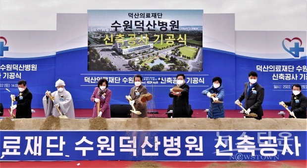 염태영 시장(오른쪽 네 번째)을 비롯한 관계자들이 기공식에서 첫삽을 뜨고 있다. /수원시<br>