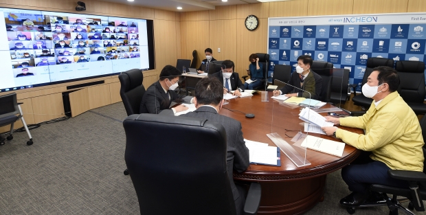 박남춘 인천광역시장이 27일 시청 접견실에서 열린 '원도심·교통분야 신년업무보고회'에서 인사말을 하고 있다.