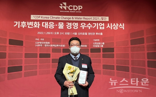 '2021 CDP 기후변화 대응·물 경영 우수기업 시상식'에서 "탄소경영 섹터 아너스"를 수상한 한화솔루션 김운회 기후변화대응실장 / 사진 : 한화솔루션