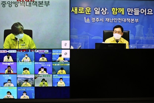 주낙영 경주시장이 28일 오전 경주시 경주시 재난안전대책본부 상황실에서 열린 코로나19 중앙재난안전대책본부 영상회의에 참석해 자리하고 있다.