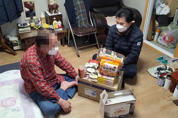 경주시 중부동장이 저소득 보훈가정을 방문해 물품을 전달하고 안부하고 있고 있다