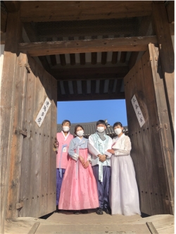 월미공원 전통정원 양진당에 입춘방 붙이기 진행 사진