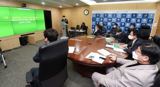 박남춘 인천광역시장이 7일 접견실에서 열린 '탄소중립을 위한 지자체 대응 특별강연'에서 2050탄소중립위원회 이유진 박사의 강연을 듣고 있다.