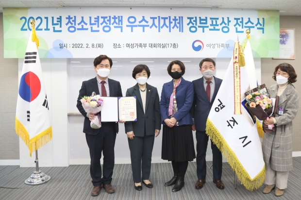 경주시가 8일 여성가족부 서울청사에서 ‘2021년 전국지방자치단체 청소년정책 우수지자체 대통령 표창’을 수여받고 기념촬영을 하고 있다