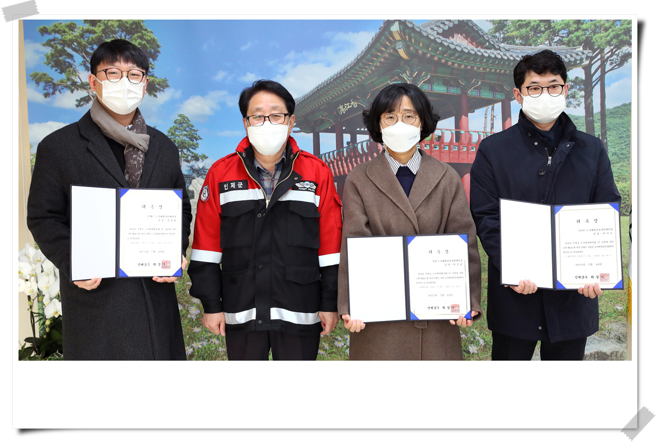 왼쪽부터 정형빈 인제군 기초 도시재생지원센터장,  (최상기 인제군수), 박경난 북면 도시재생현장지원센터장, 안덕초 기린면 도시재생현장지원센터장