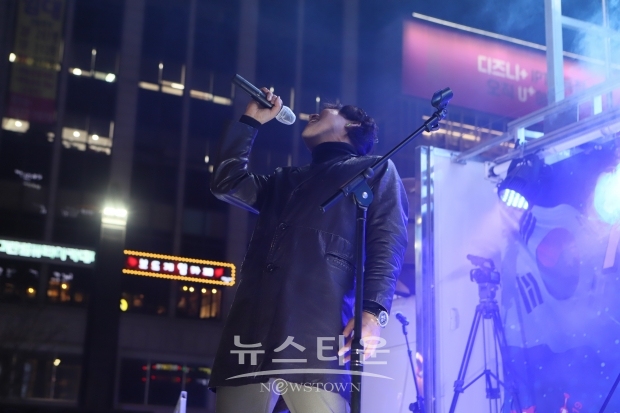 열창중인 8대 부활 보컬 정단 가수