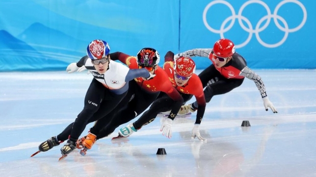 베이징 동계올림픽에서도 지난 7일 쇼트트랙 남자 1000m 준결승에서 한국의 황대헌 선수와 이준서 선수가 각각 1, 2번째로 결승선을 통과했지만, 추월과 레인 변경으로 접촉의 빌미를 만들었다면서 실격당하는 일이 발생했다.  / 사진 : 유튜브 캡처
