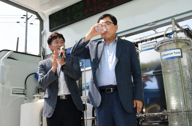 주낙영 경주시장이 에코-물센터에서 경주시급속수처리기술로 정수된 물을 마시고 있다