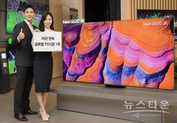 삼성전자 모델이 서울 논현동에 위치한 삼성디지털프라자 강남본점에서 삼성 TV의 16년 연속 글로벌 시장 1위 달성과 그 주역인 Neo QLED 제품을 소개하고 있다. /  사진 : 삼성전자