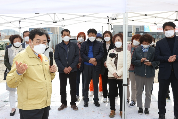 주낙영 경주시장, 2022. 9월 준공예정인 경주시여성드림행복센터 조성 계획을 설명하고 있다