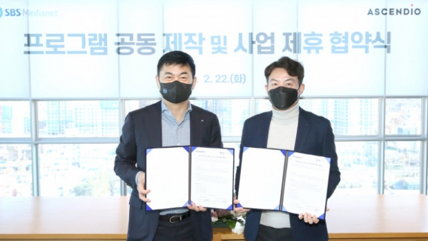 왼쪽부터 SBS미디어넷 이상수 본부장과 아센디오 신동철 대표가 ‘프로그램 공동제작 및 사업 제휴’ 협약식에서 기념 촬영을 하고 있다.