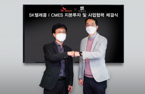 왼쪽부터 최낙훈 SKT 스마트팩토리 CO 담당과 씨메스 이성호 대표가 기념 촬영을 하고 있다.