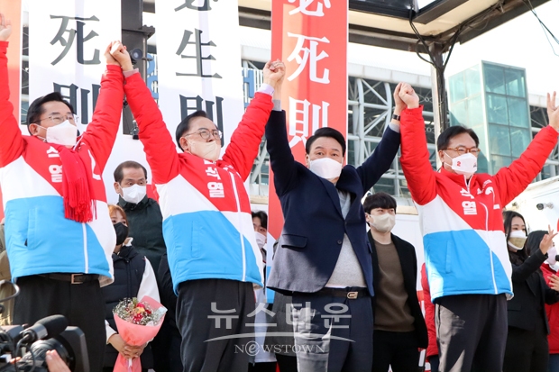 3월 3일 오전 10시 윤석열 국민의힘 대통령 후보가 이명수 국회의원과 함께 충무공의 정신을 이어받기 위해 아산에서 첫 유세를 함께 펼쳤다.