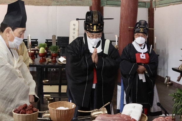 5일 경주향교 대성전에서 주낙영 경주시장과 지역 유림인사 등 80여 명이 참석한 가운데 2022년 경주향교 춘계 석전대제가 진행되고 있다