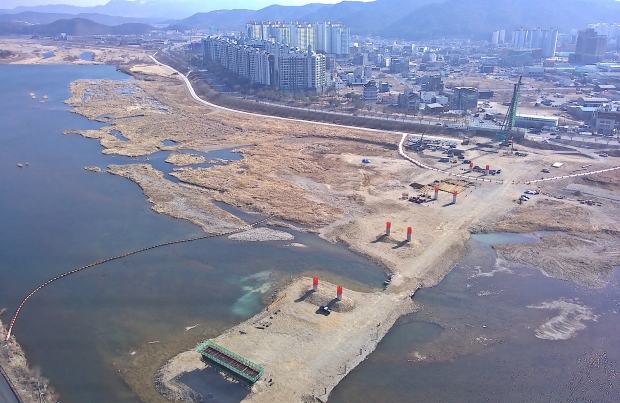 경주시가 2023년 11월 개통을 목표로 현재 약 30%의 공정률을 보이고 있는 제2금장교 조성공사 현장 모습