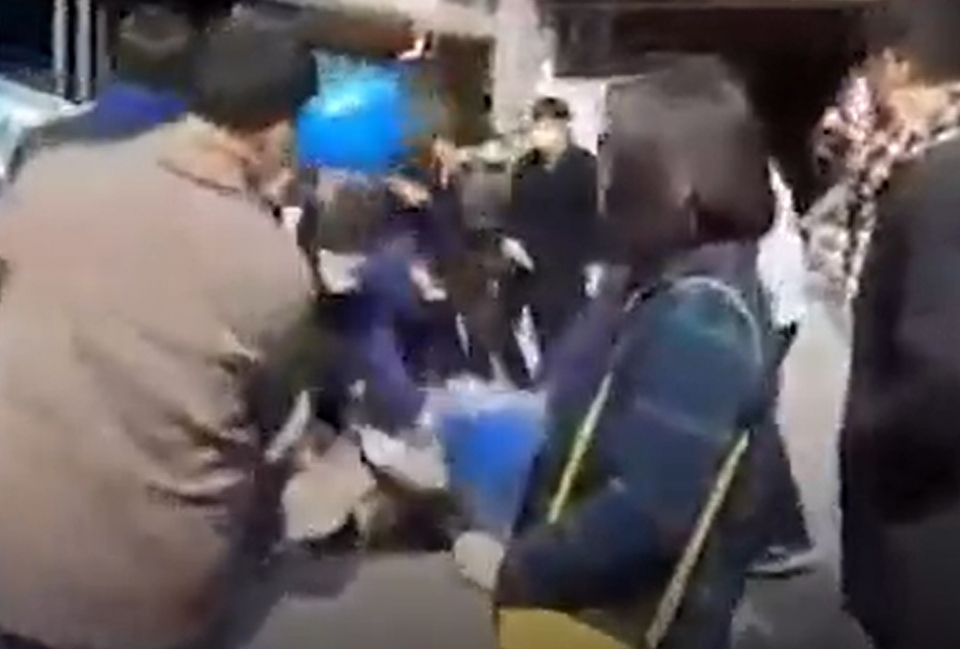 송영길 더불어민주당 대표가 7일 서울 신촌에서 유세 도중 망치를 든 한 유튜버에게 망치로 머리를 공격당했다. 유튜브 채널 '동작사람 박찬호' 캡처