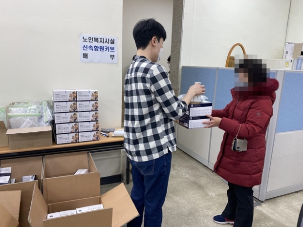 자가진단 키트 및 사용 모습