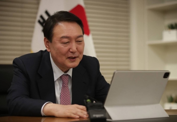 한국은 지금 집값 폭등, 격차 확대, 고학력 청년 취업난 등 내정이 산적해 있다. 윤 당선인의 정책과제 가운데 북한과의 대화는 우선도가 높지 않아 보인다. / 사진 : 윤석열 공식 페이스북