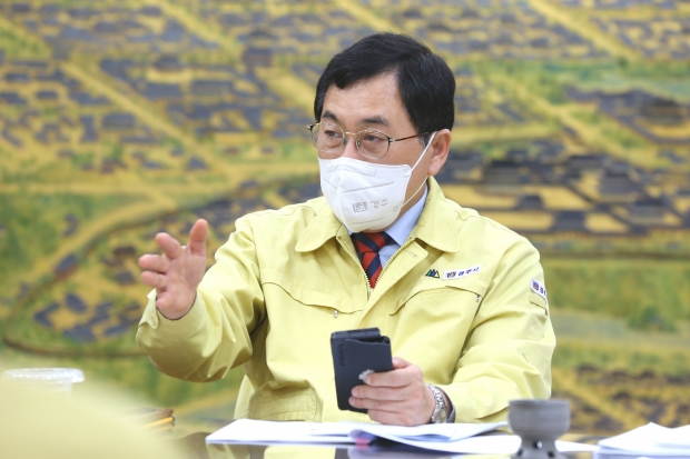 경주시가 14일 오전 열린 간부회의에서 대통령 당선인의 경주발전 공약 대응 방향에 대해 논의하고 있다.