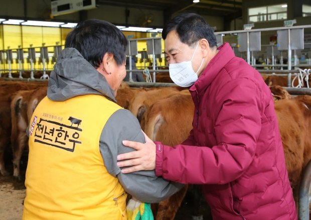 주낙영 경주시장이 지난 1월 불국동 소재 경주가축시장을 방문해 축산농가와 관계자들을 격려하고 있는 모습