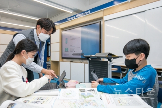 경기 수원 연무초등학교 삼성 스마트스쿨에서 갤럭시 탭, 삼성 플립 등 IT기기를 활용해 수업하는 모습 / 사진 : 삼성전자