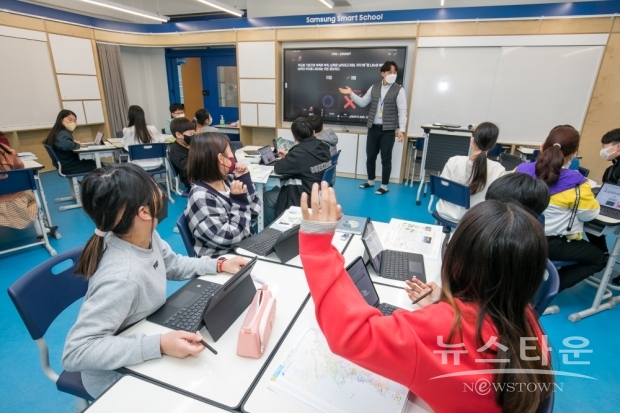 경기 수원 연무초등학교 삼성 스마트스쿨에서 갤럭시 탭, 삼성 플립 등 IT기기를 활용해 수업하는 모습 / 사진 : 삼성전자