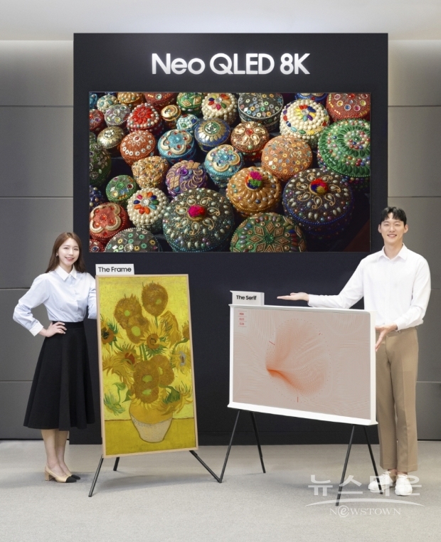삼성전자 모델이 서울 대치동에 위치한 삼성 디지털프라자 대치본점에서 2022년형 더 세리프(The Serif), Neo QLED 8K, 더 프레임(The Frame)을 소개하는 모습.(1번 사진 기준 왼쪽부터) 더 프레임은 새롭게 출시되는 자동 회전 스탠드로 세로 화면을 연출했다. / 사진 : 삼성전자