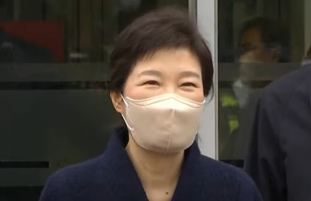 박근혜 전 대통령이 24일 삼성서울변원을 퇴원하며 국민에게 안부를 전하고 있다.
