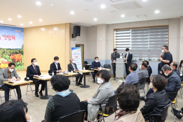 주낙영 경주시장이 28일 천북면행정복지센터에서 열린 ‘새해 열린 소통 간담회’에 참석해 주민들과 소통을 하고 있다