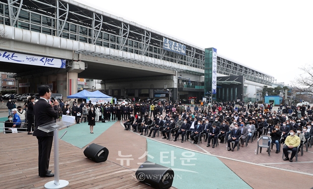 충청남도가 3월 31일 오후 아산 온양온천역 광장에서 어린이·청소년 버스비 무료화 개시 행사를 열고 충남형 교통복지 모델 완성을 선언했다. 대상 인원은 도내 거주 만 6∼12세 어린이 14만 2682명, 만 13∼18세 청소년 11만 8108명 등 총 26만 790명이다.