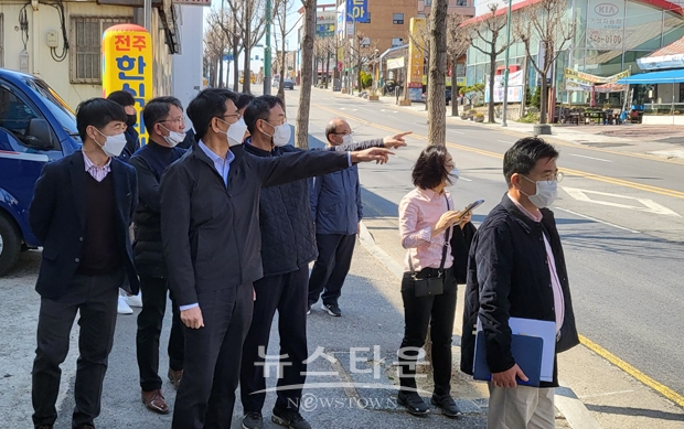 이태규 아산부시장이 4월 1일 오후 도시환경정비로 쾌적하고 시민이 행복하게 살 수 있는 품격 있는 도시환경 조성을 만들기에 위해 현장 소통행정에 나섰다. 온양온천역, 시외버스터미널 등 유동 인구가 많은 원도심 지역을 중심으로 현장 점검을 실시했다.