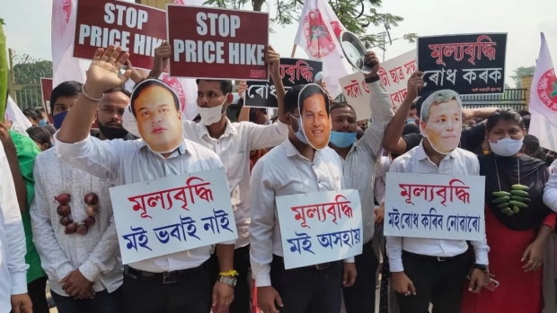 라자팍사 대통령의 일족은 친중파(親中波)로 알려져 있다. 라자팍사 대통령의 친형이 대통령 재임시 중국으로부터의 차관으로 공항이나 항만 등의 인프라 정비를 실시했지만, 상환이 막혀 남부 함반토타 항구를 중국에 99년간 조차시키면서 “채무의 덫”에 빠졌다는 비판을 받고 있다.  / 사진 : 이스트모조닷컴 캡처