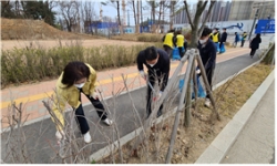 지난 6일 검단신도시 입주민, 아라동행정복지센터, iH 및 LH 직원들이 검단신도시 환경정화활동을 펼치고 있다.